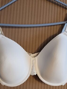 Maidenform White Molded T-Shirt Bra with Lace Accent Sz. 36D